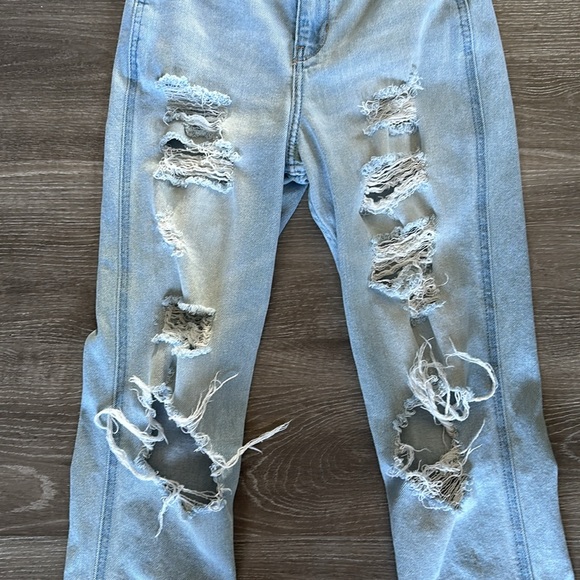Hollister Distressed Ultra High-Rise Mom Jean Light Wash Size 0 / 24 Regular - Picture 2 of 7